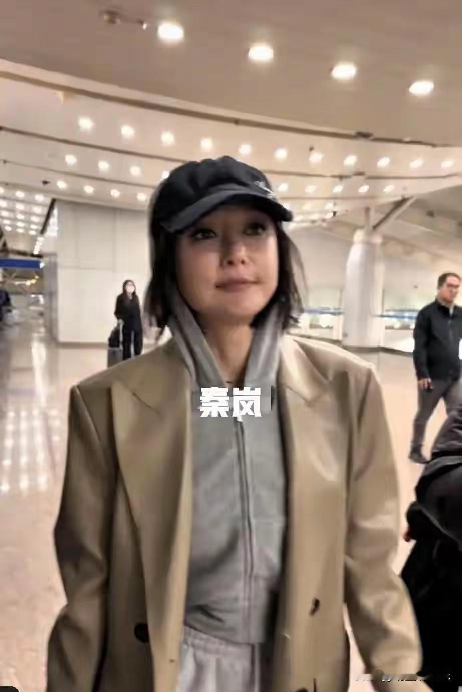 果然，再美的人都敌不过医美后遗症的严重破坏力，46岁秦岚现身机场，脸肿得像发面