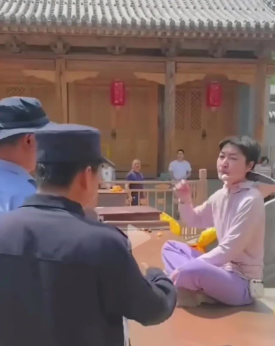 女子大闹五爷庙，跳上供桌坐在正中。自称五爷，胡乱的说一通。警察也不敢贸然上前。