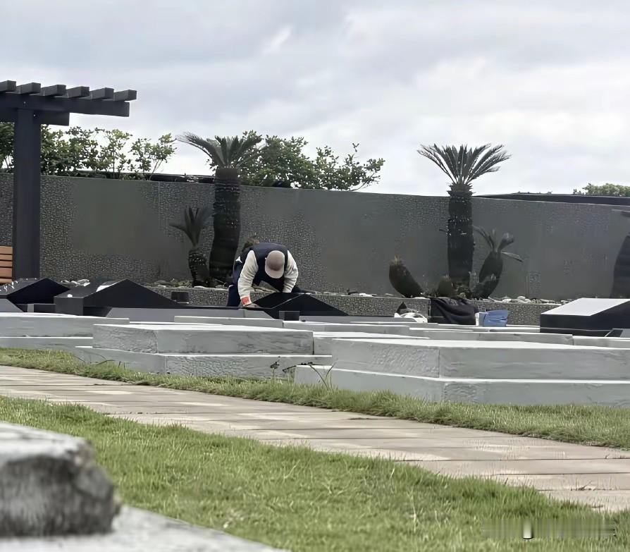 具俊晔成了守墓人大S是幸福的吧？具俊晔就差把工作室搬到墓地，跨年那天