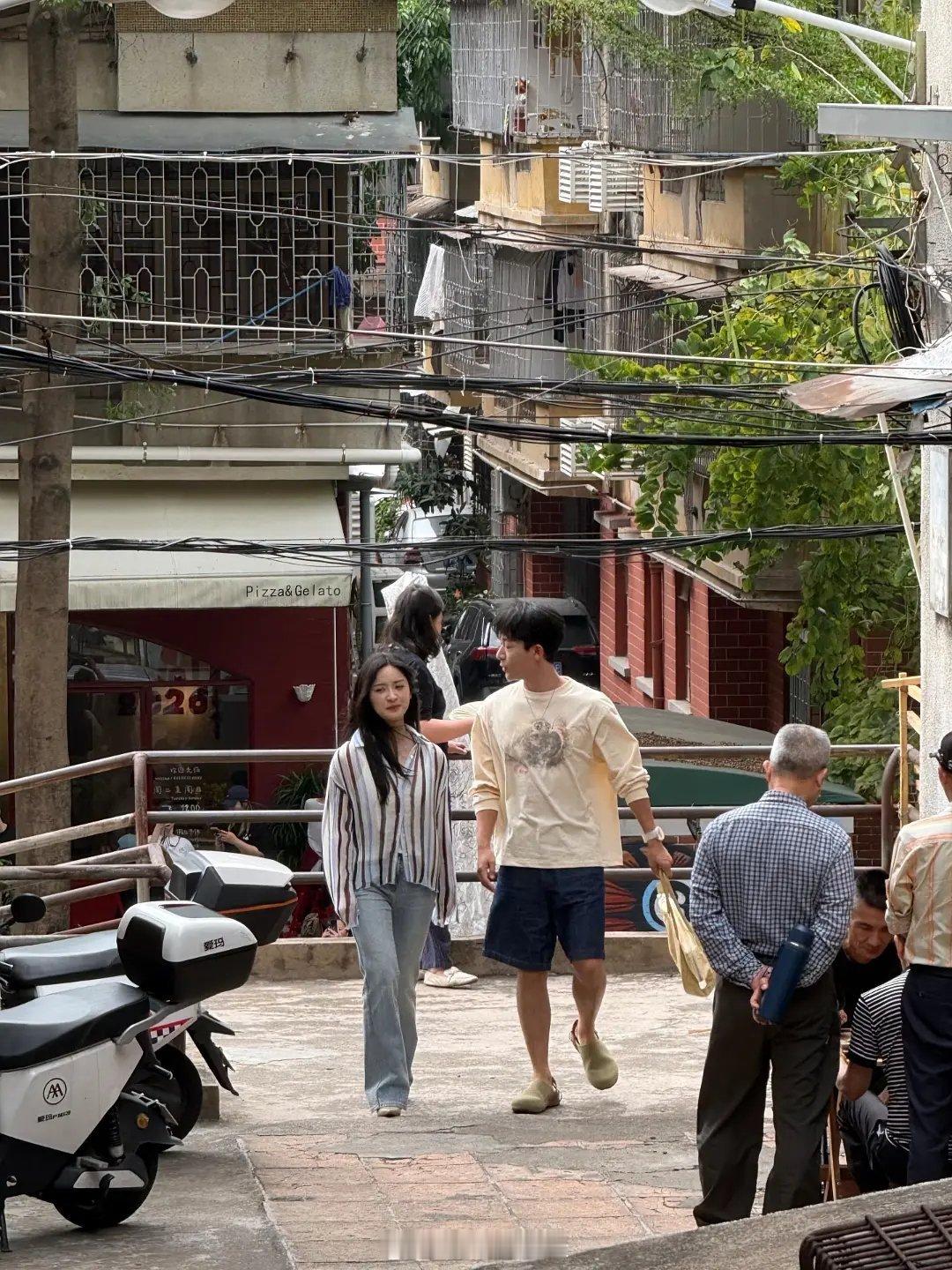 好一个素人情侣，🌙好灾难，更可怕的是这已经是穿高跟鞋后的效果了