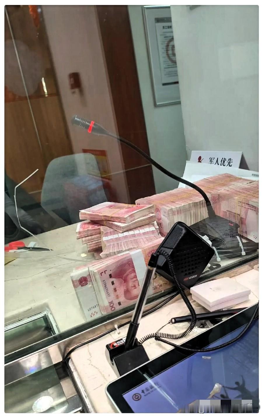 上海一女子打扫房间，翻出老公藏在衣柜深处的50万现金。她也没多想，直接抱着钱去