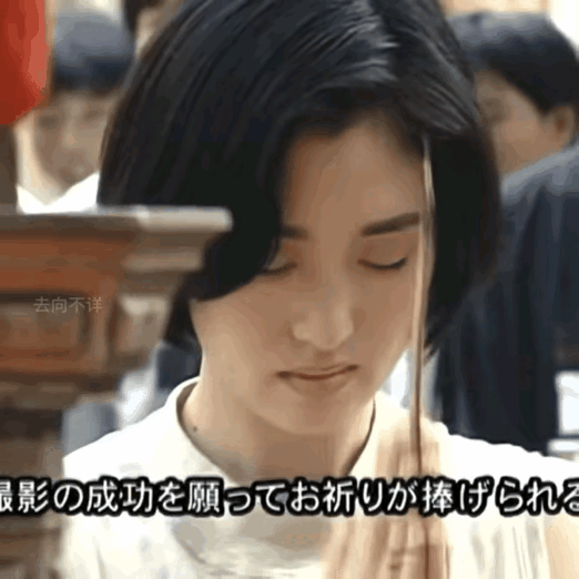 巩皇年轻时候的模样说实话纯素颜纯天然的脸让人赏心悦目永远不要质疑张艺谋的审