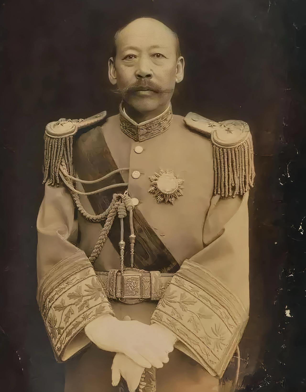 华北沦陷后，日本想找代理人，瞄上了曹锟，此时曹锟年老体衰，失势已久，但对权力还是