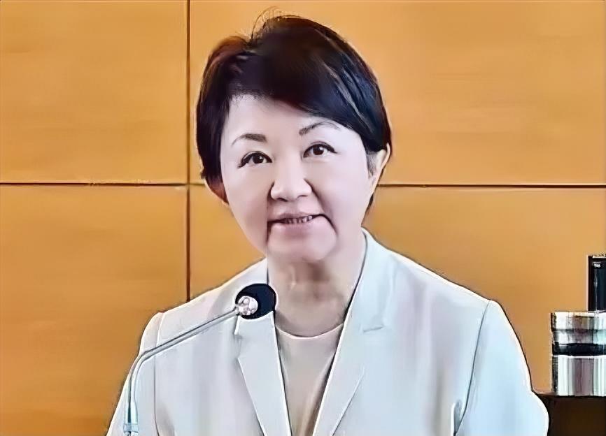 台中市长卢秀燕10月10日在主持台中市升旗活动时提出了“5个坚持”，包括“坚持中