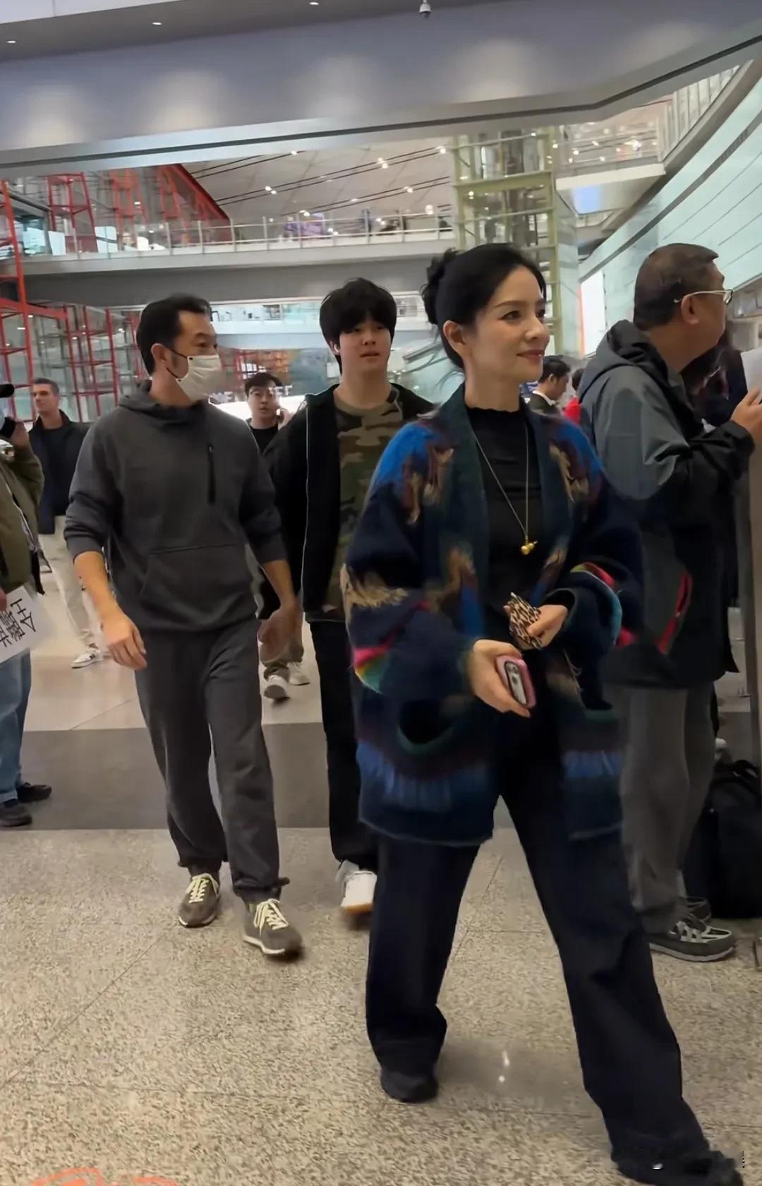 没有绯闻的家庭是真幸福！胡可和沙溢现身机场，接两个儿子放假回家。他们的两个孩子