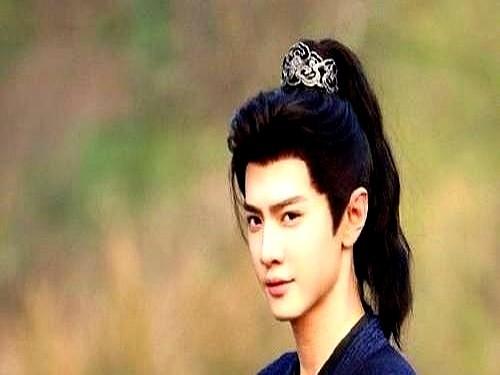 据说《枭起青壤》这块天大的饼，最开始是直接喂到陈哲远嘴边的。《枭起青壤》男主