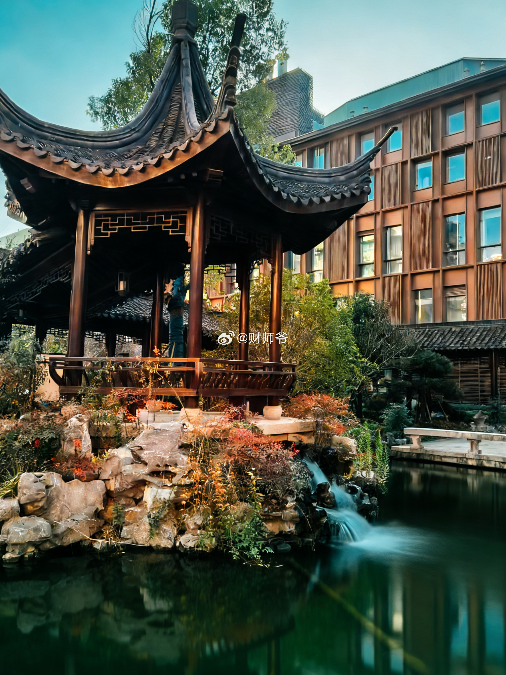 这两张越医博物馆拍的照片是我用“豆包”做的“哈苏”相机效果。现在像“豆包”、“千