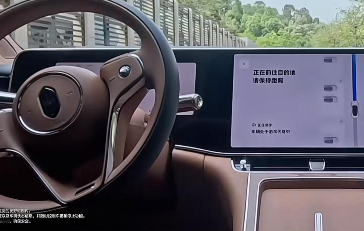 尊界S800内饰，和问界M9差不多的屏幕[doge]​​​