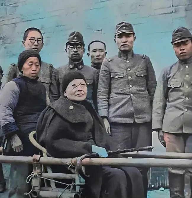 这张照片拍摄于1942年，记录了汪精卫胞姐汪兆娥在南京沦陷区与日军军官合影的历史