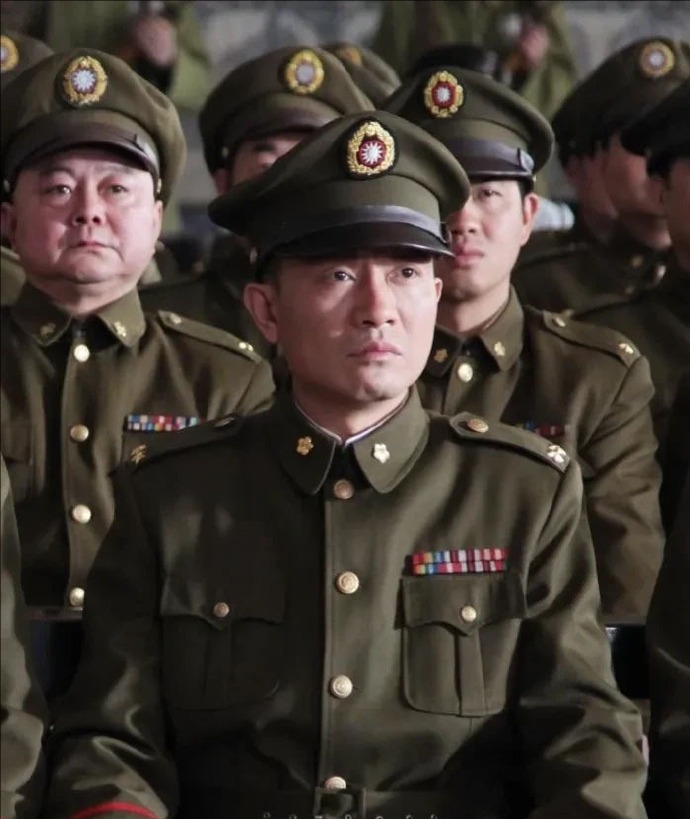 国民党万能的中将军衔！东北剿总司令——卫立煌（上将）东北剿总副司令——杜聿