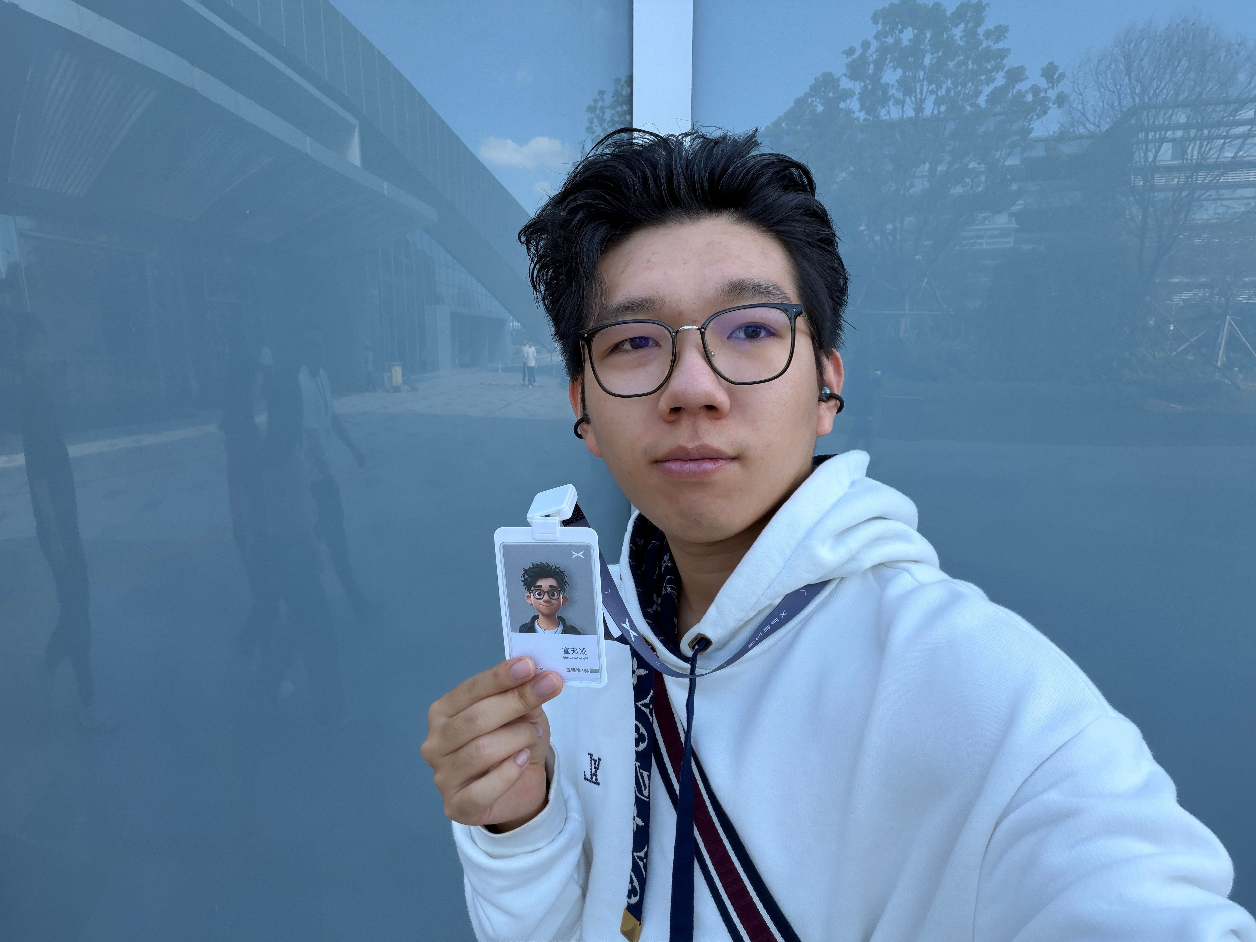 刚拿到小鹏工牌，今天研究怎么吹小鹏X9。点赞就行，“小鹏入职礼”抽给大家！[哈哈