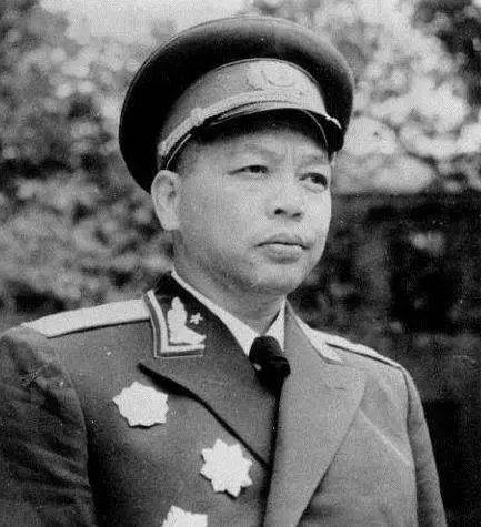 开国中将曾国华建国后回到阔别26年的老家，广东五华，年过九旬的父亲看着这个军官，