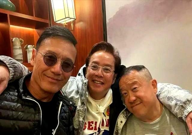 66岁的苗侨伟在佛山拍戏被偶遇，岁月这把刀，谁也躲不过！但你绝对想不到，即使