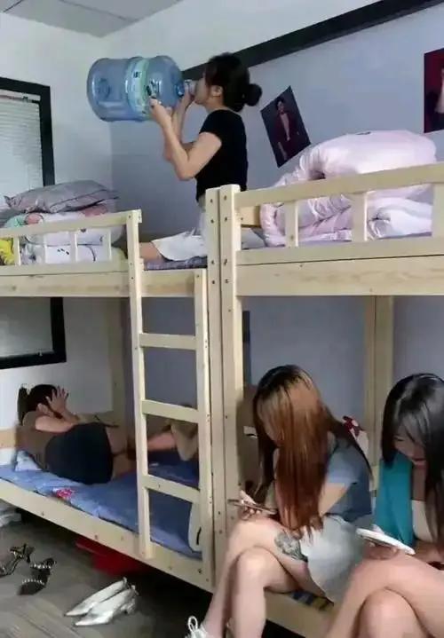 19岁的花朵就这样凋谢了[捂脸哭]近日，河南郑州职业应用技术学院一19岁大二女子