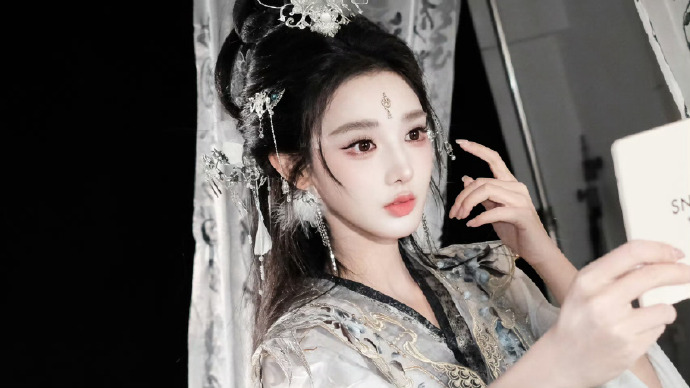 《暗河传》的结尾收得极好，层层推进，铿锵有力。看了好几遍，到经典台词处还是