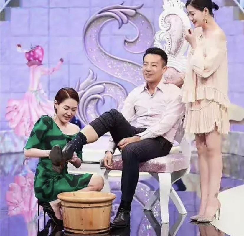 不知道汪小菲和小s，再看到这张照片做何感想！本来是别人羡慕的一家人，结果