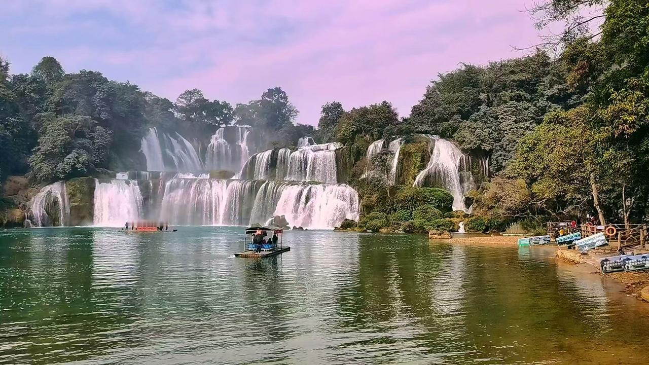 💦流水从山的褶皱里奔涌而下，把森林的绿和云的柔都揉进了波光里。⛰️青山抱着瀑