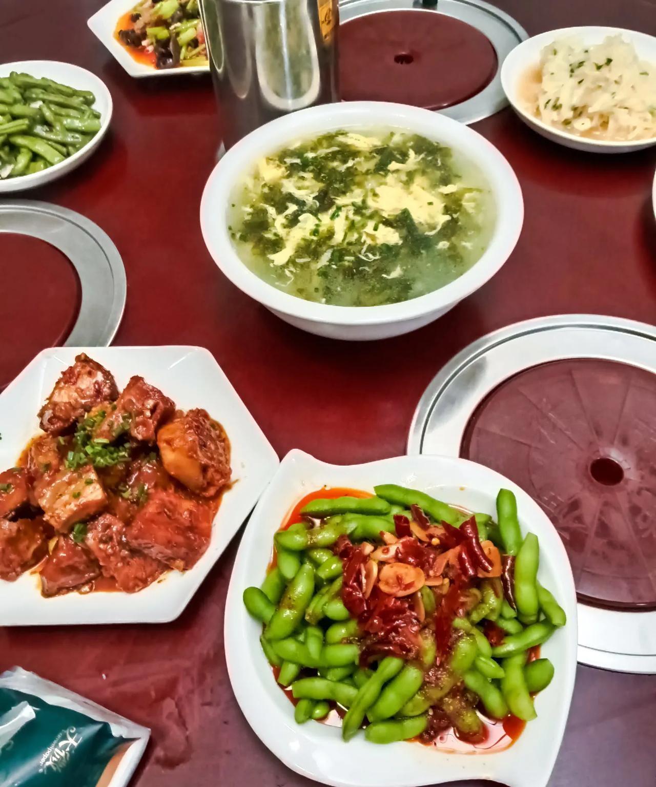 花坪之行（7）旺旺山庄的就餐时间很规律，早餐7:30，中餐11:30，晚餐17