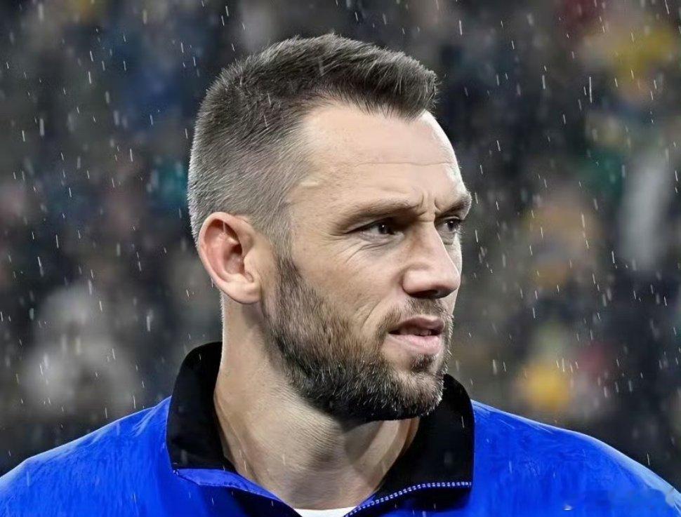 每年少赚190万！德弗里该降薪留国米吗？今夏国米五老将合同到期，德弗里是高薪球员