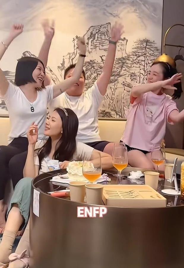 卸下明星包袱！高圆圆生日聚会接地气，围坐一桌和好友嬉笑打闹​