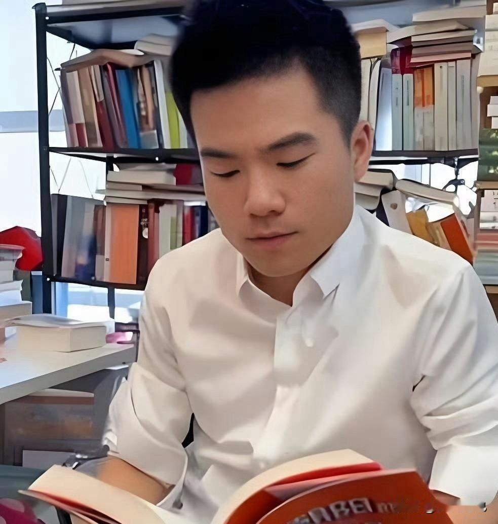 这届黑子怕是没想到，他们拼命“监督”董宇辉捐没捐款，结果直接把他送上了热搜！一