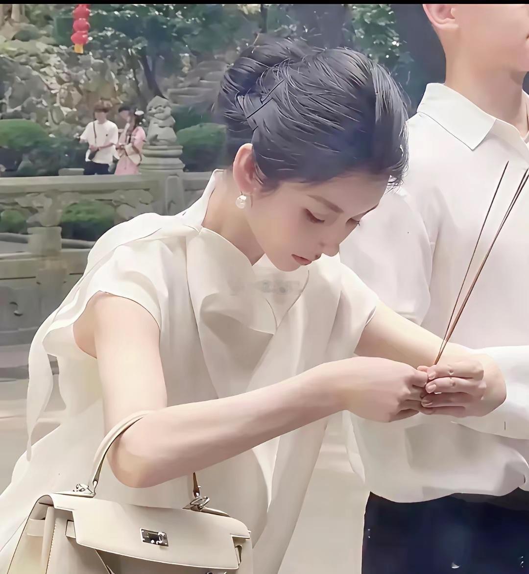 看着啥也不缺的样子，她求啥啊？