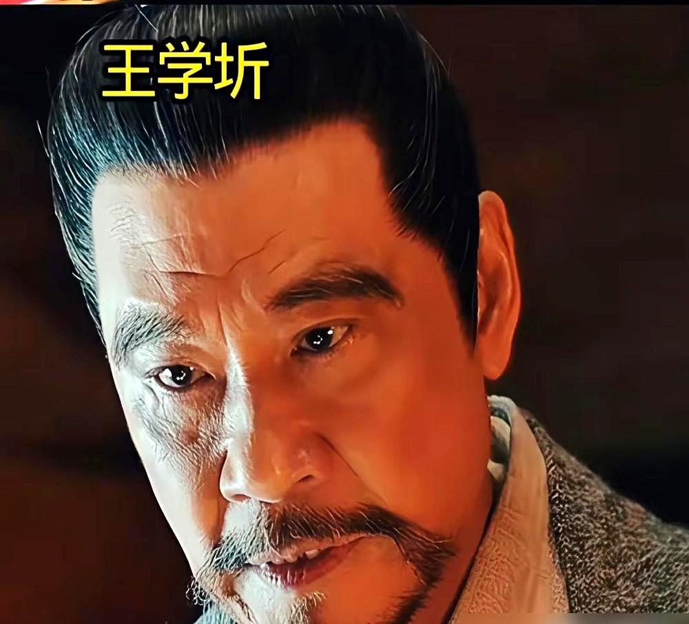 圈内饭局上聊起演皇帝，才知道真不是披上龙袍就行。陈宝国演嬴政，那股狠劲是真拼