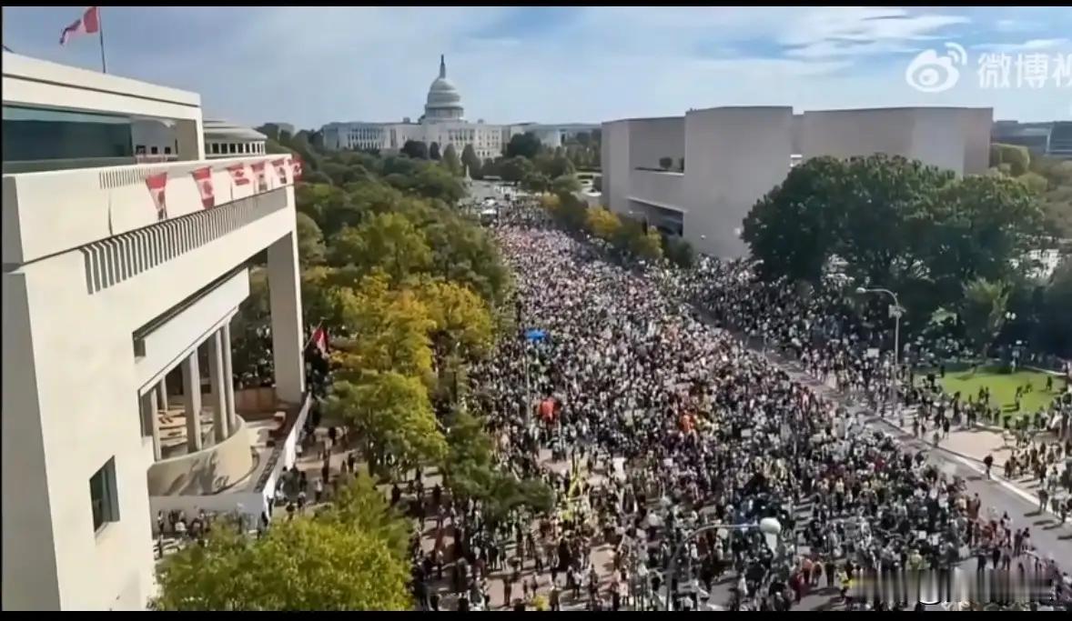 美国700万人上街大游行综合新华社、中新社消息，当地时间18日，全美各地爆