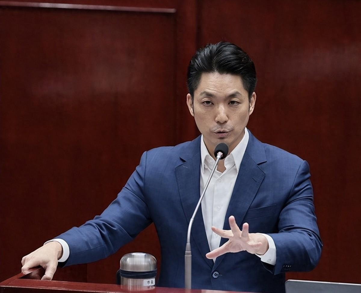 张延廷称，郑丽文再参选国民党主席时，对老兵有几个承诺。第一，请求她带老兵回家，就