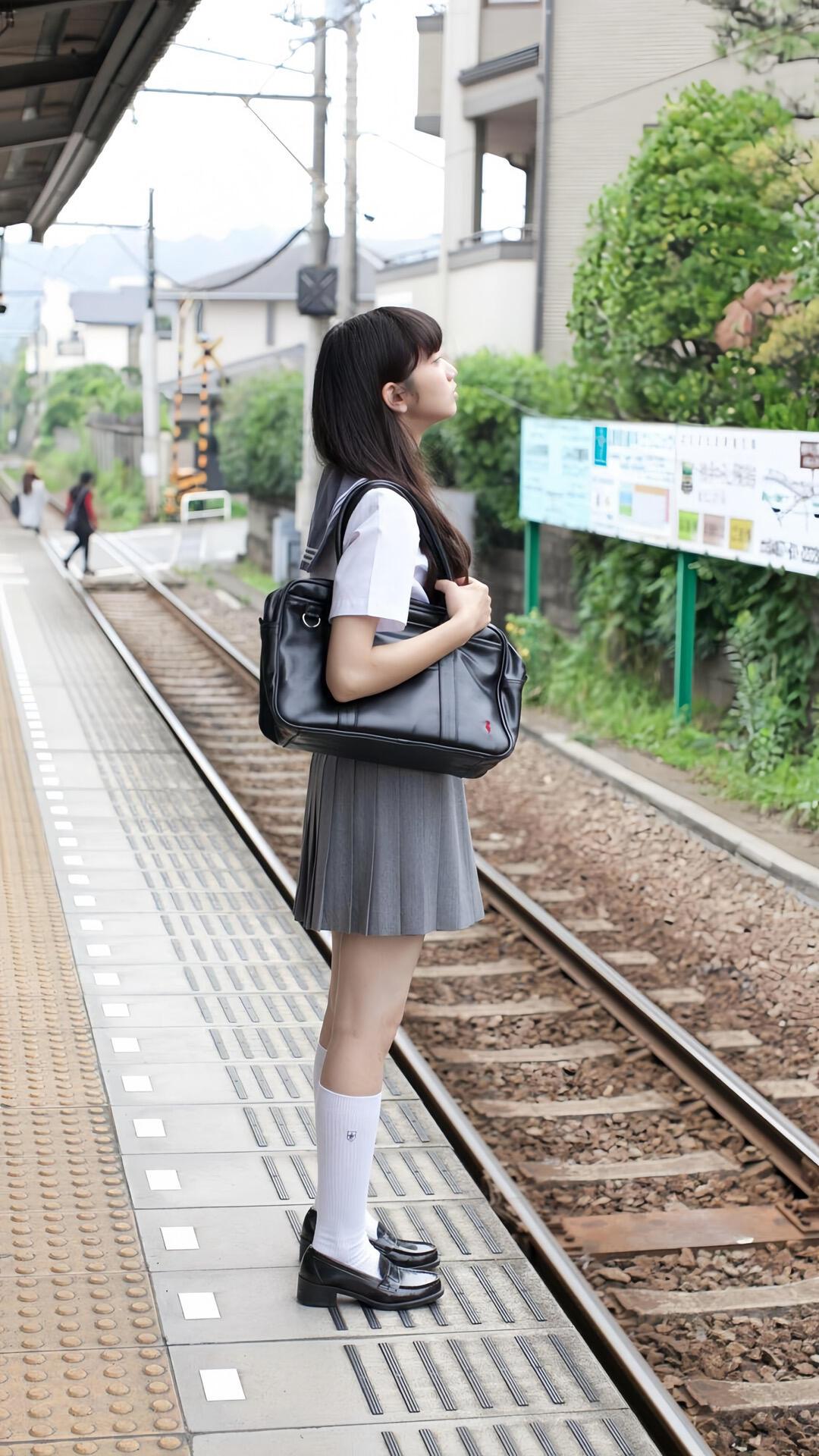 青春的车站，少女等待的时光。