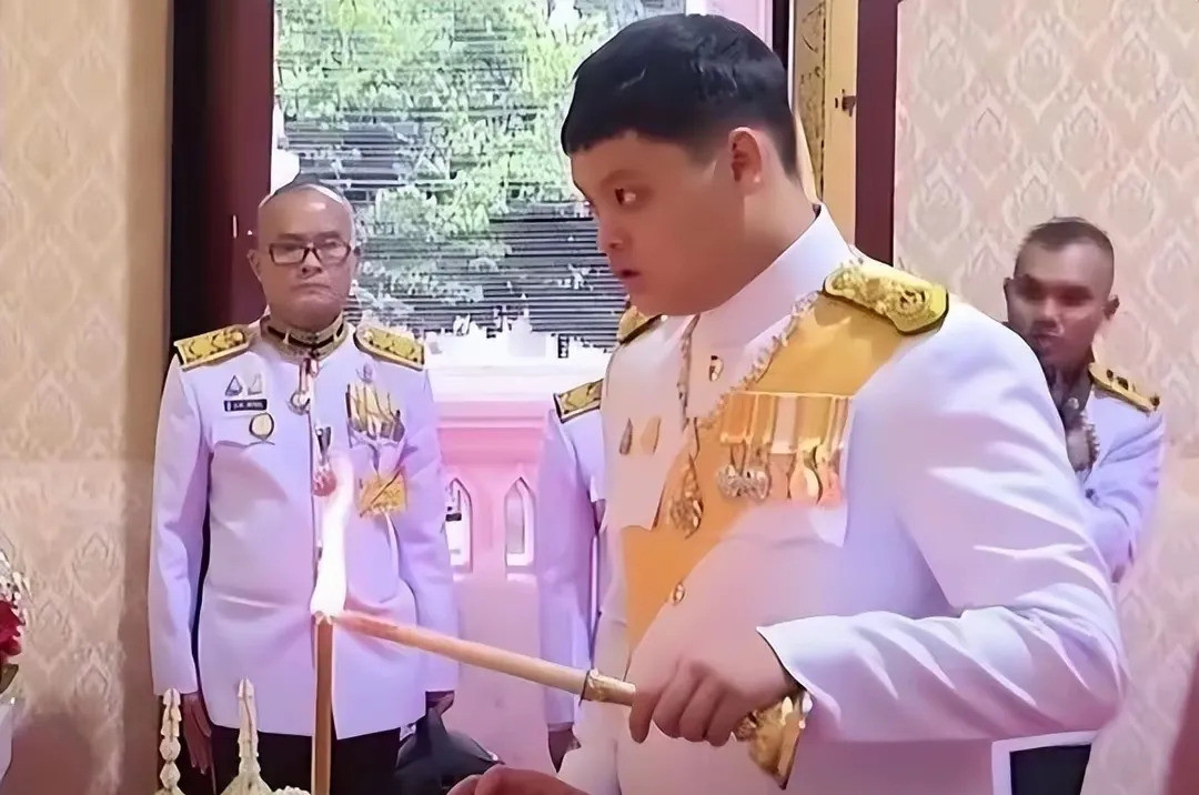 泰王真狠心儿子回国梦碎了哇塞！泰王这招也太绝了吧！为了