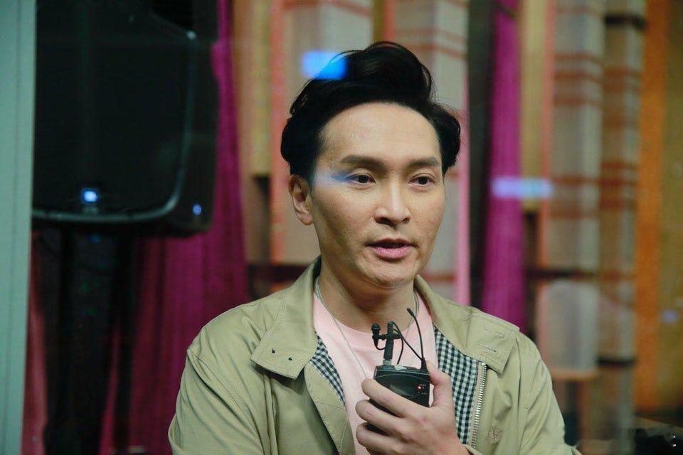 亞視出身的秦啟維自從2015年轉投TVB後，擔任娛樂新聞台的主播，並開始參與劇集