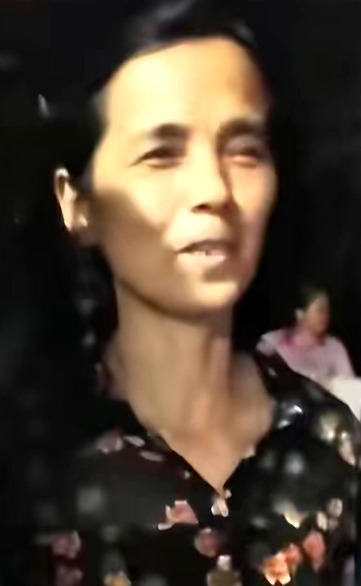 机车冠军张雪火了，庆功宴上，一堆八竿子打不着的亲戚挤到跟前，抢着合影。但当年，