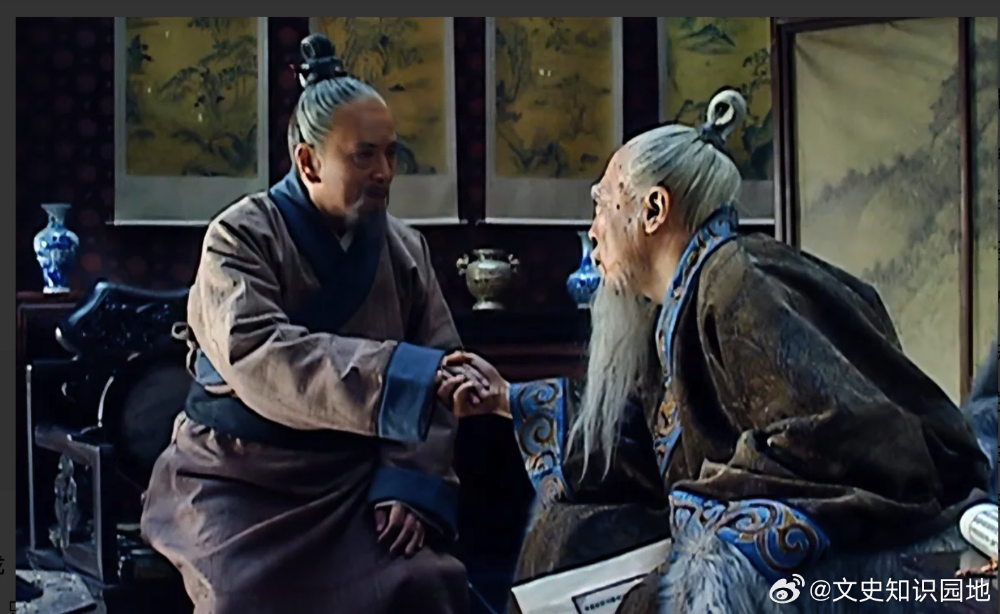 1562年，严嵩倒台，徐阶上位。儿子徐璠撺掇斩草除根，徐阶抬手就是一耳光，喝道
