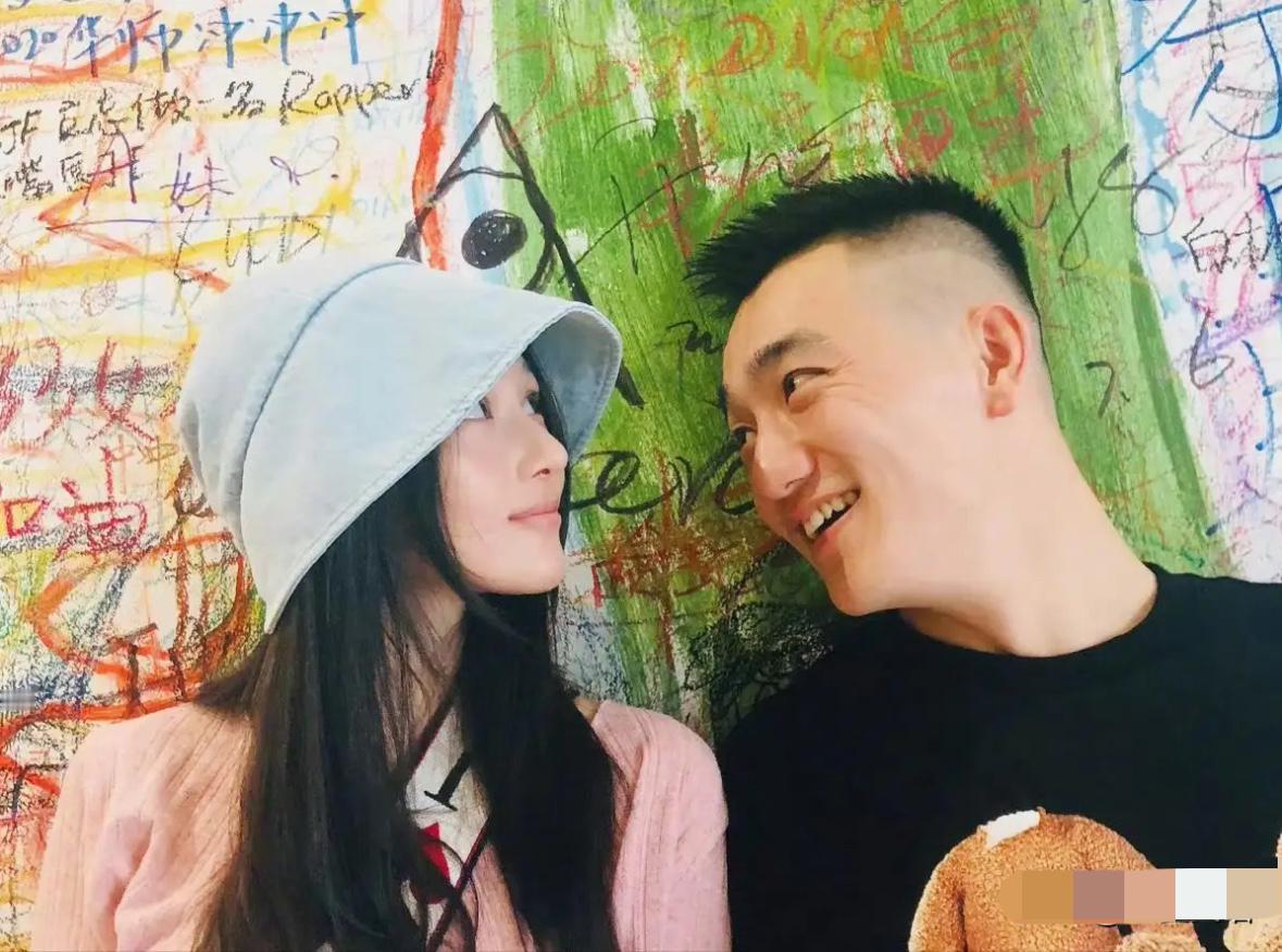 张馨予，这波被扒得也太甜了吧！谁能想到低调营业的她，竟因苏州舞台剧后台的花篮