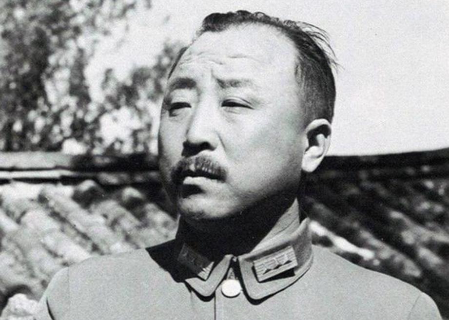 1949年1月初，卫立煌被软禁在南京，好友关麟征前来看望，门口的宪兵不让进去，关