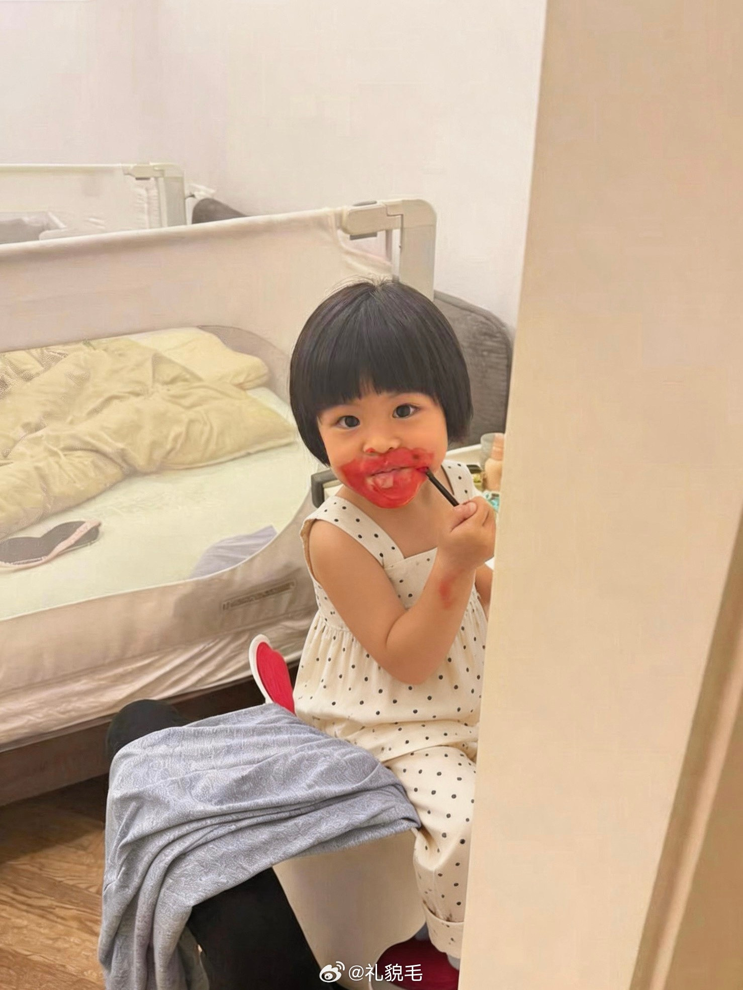 喊球宝下楼玩球宝：等我画个妆我进卧室一看
