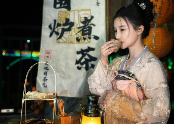 大家发现了吗？当下年轻人的消费很魔幻：越“返祖”，越高级。今年消费里最有意