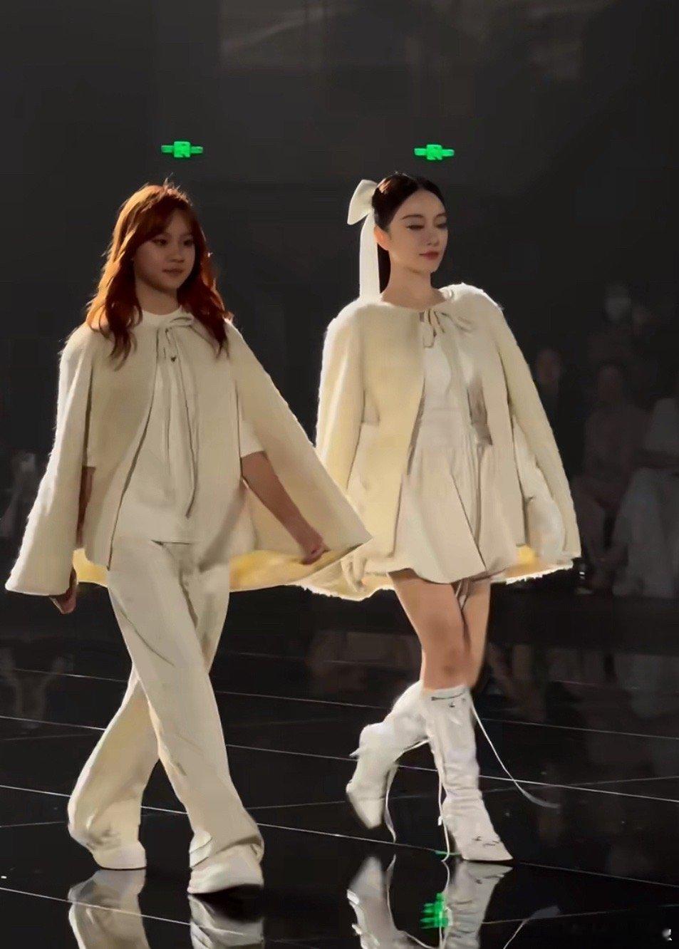 星二代同台走秀李小璐的少女人设真的不倒，星二代同台走秀，她比女儿打扮的还甜，甜馨