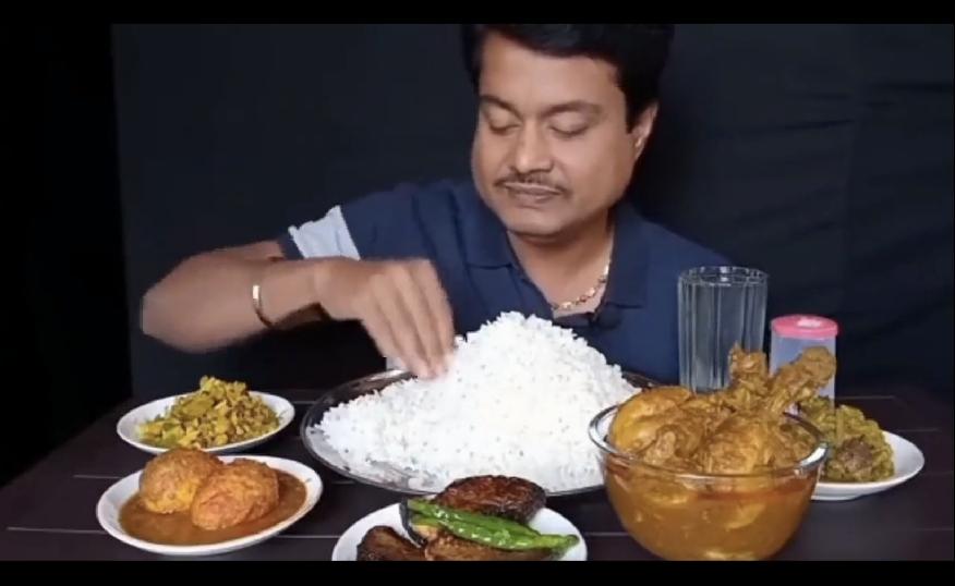 印度干饭直播，这大哥真挺能吃，我感觉这些东西得有十多斤，大哥吃的干干净净。四五