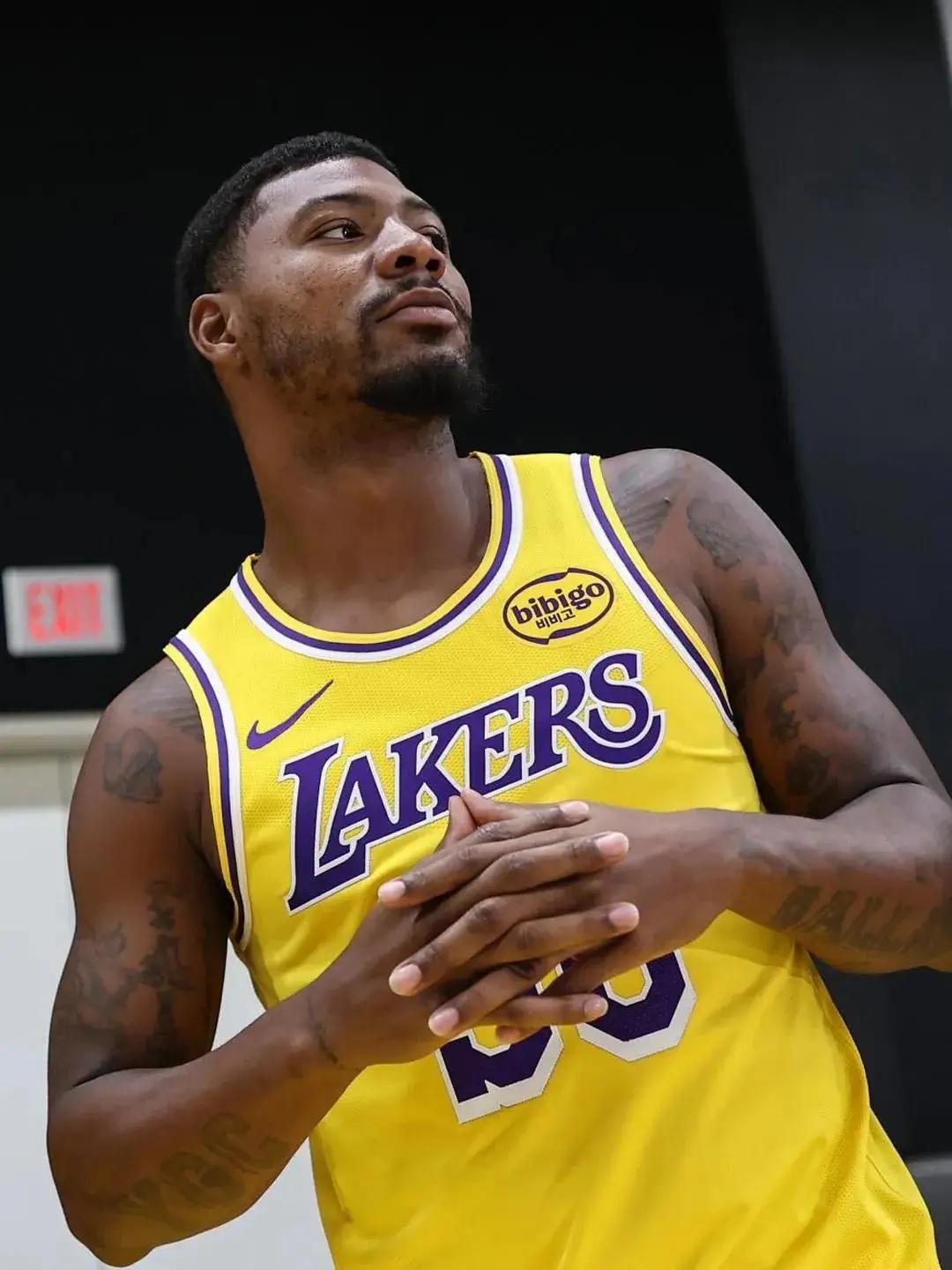 湖人万分想念斯玛特，本场湖人客场战魔术，斯玛特因伤缺阵，少了斯玛特的湖人真不行。