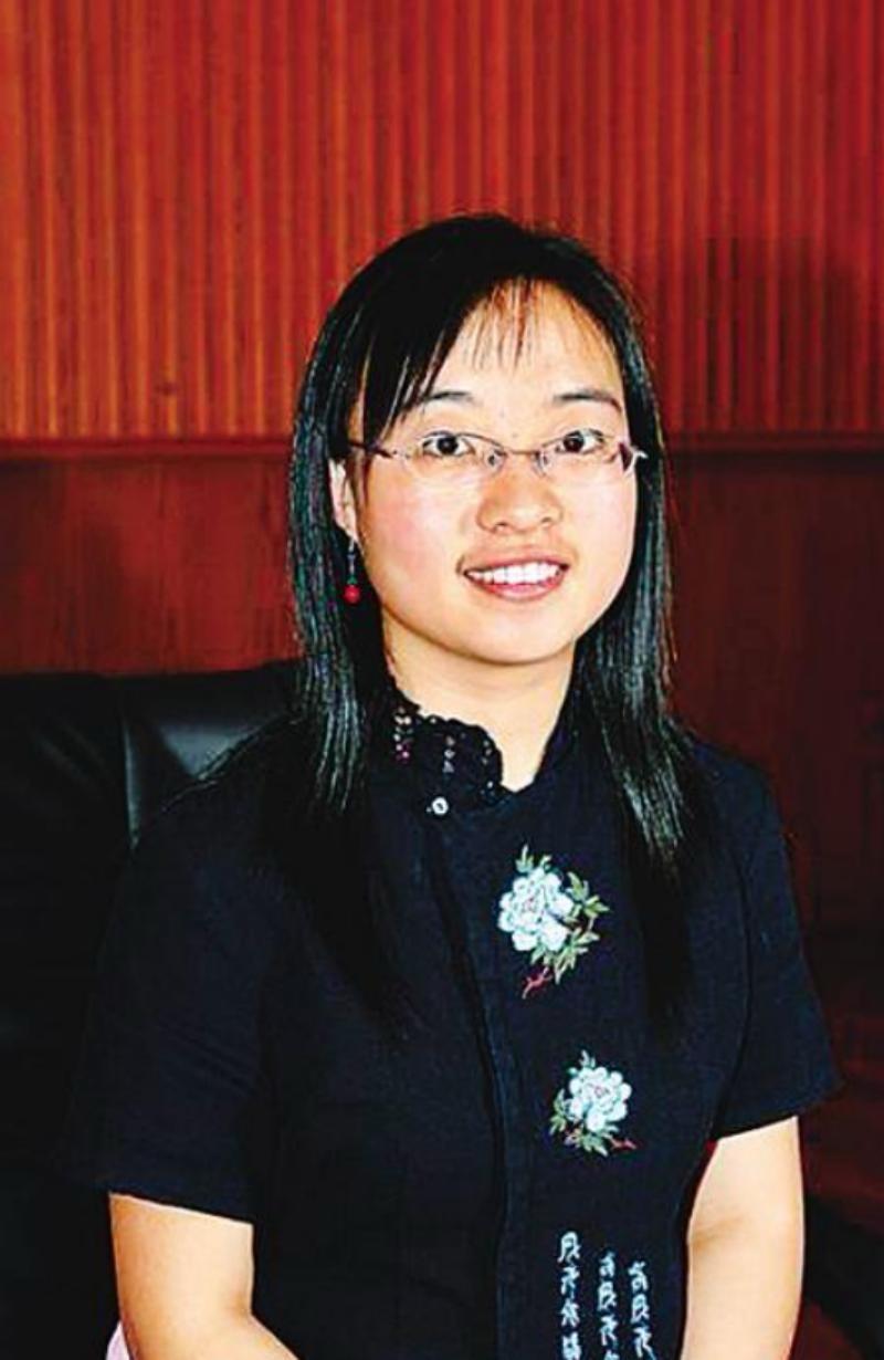 1999年，张艺谋捧红了农村女孩魏敏芝，拍完戏后，魏敏芝想进娱乐圈，张艺谋却不同