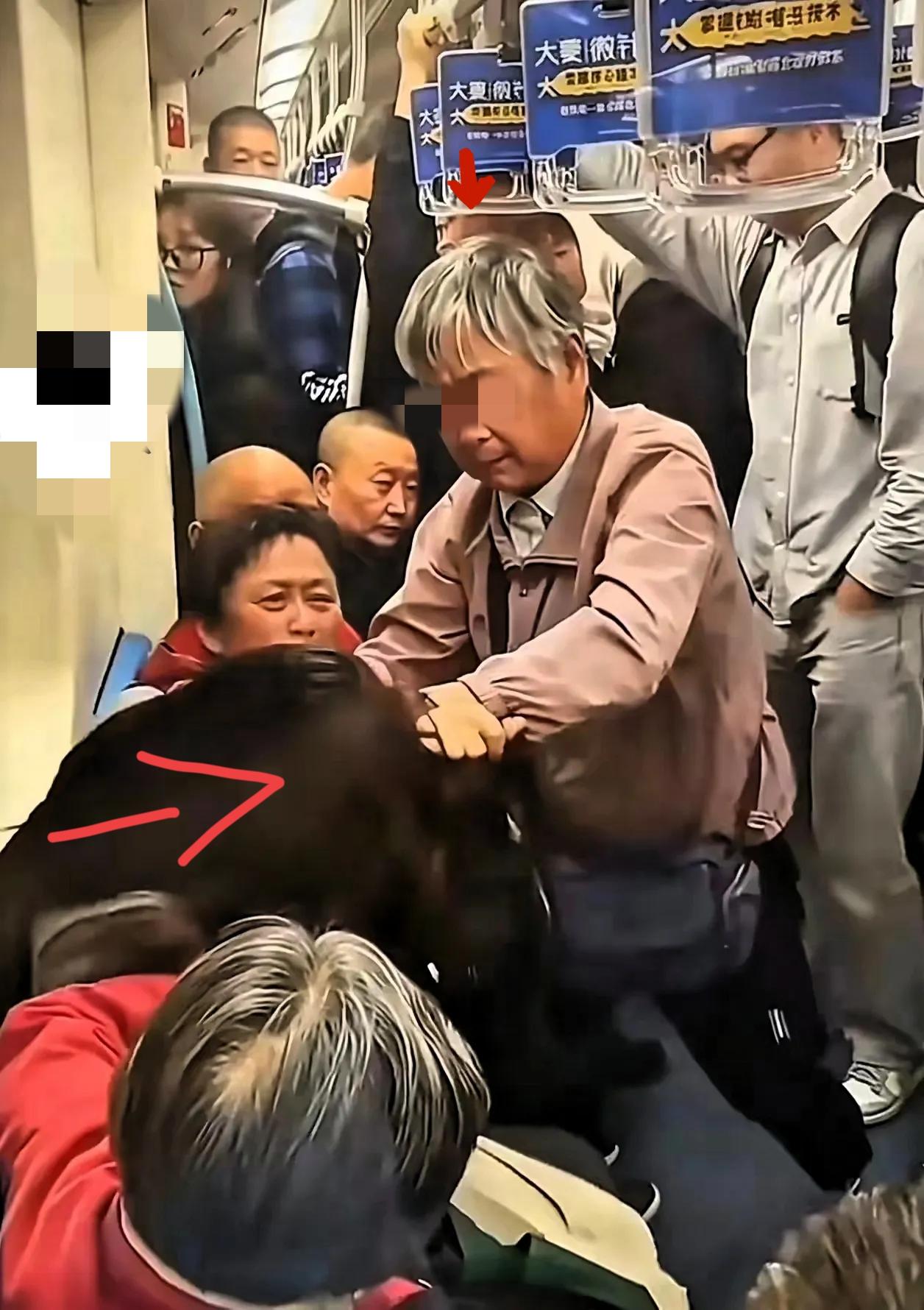 上海地铁那两个“武德充沛”的大妈，后续来了！算是踢到了钢板，面临法律制裁的消息