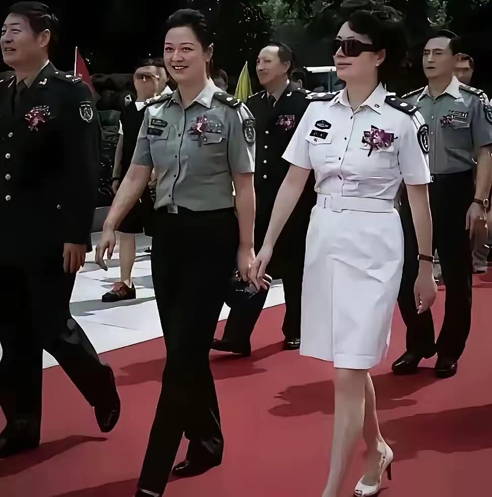 这里面有一位美女演员她年轻的时候很漂亮，很成熟，很有女人味她穿着军服威武霸气