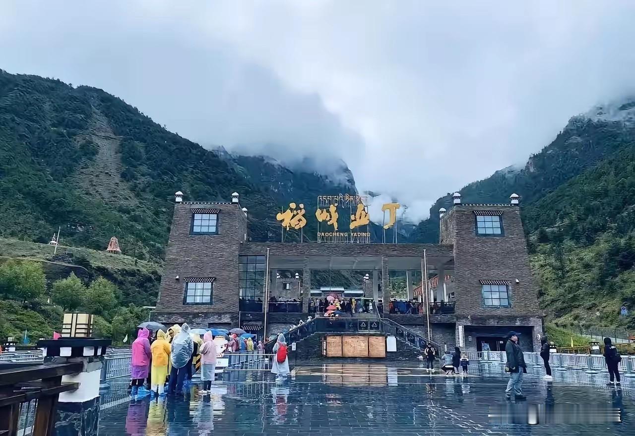 现在最惨的，就是5.28日去稻城亚丁景区游玩的旅客了吧，但凡晚一天，就能免除12