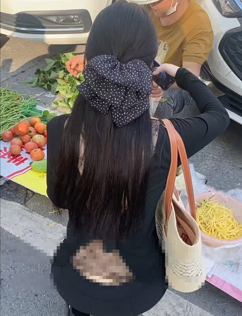 衣服坏了？要提醒她吗[惊恐][惊恐]