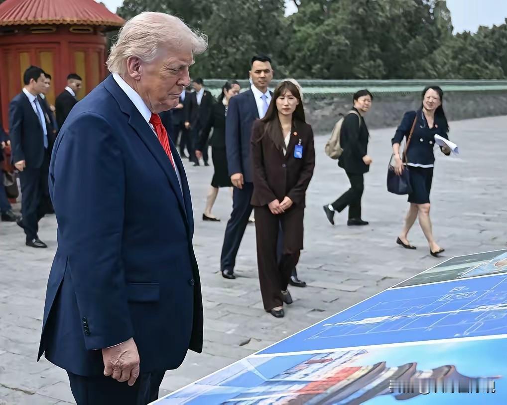 特朗普来到天坛，他说：惊艳，大美中国！当他仔细端祥时，显然他也陷入了沉思，