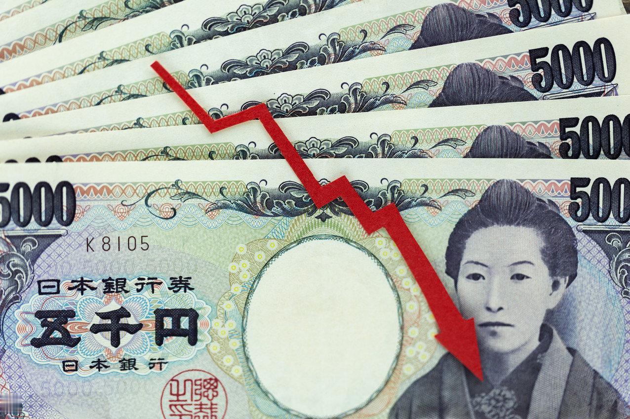 大家都在问，为啥日元突然贬得这么厉害？很多人以为是日本经济不行，但根源根本不