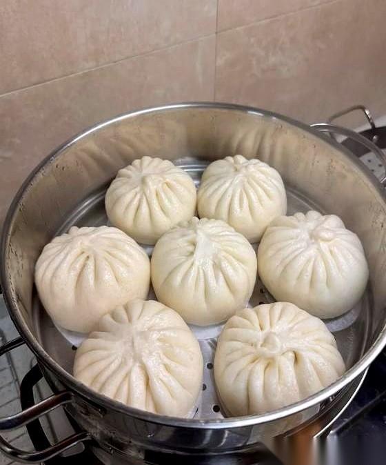 我堵在早餐店门口，死死盯着老板那双手。一盆干面粉，哗哗倒水，前后不到一小时，一