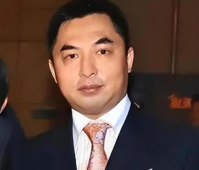 2004年，“天上人间”大老板覃辉开车和一坐着大人物的老轿车相撞，他下车就跟